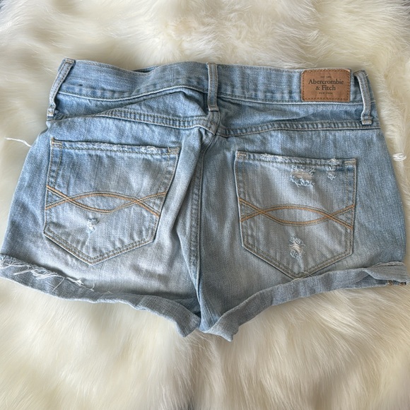 Abercrombie & Fitch - Annie high rise distressed shorts - Picture 2 of 3